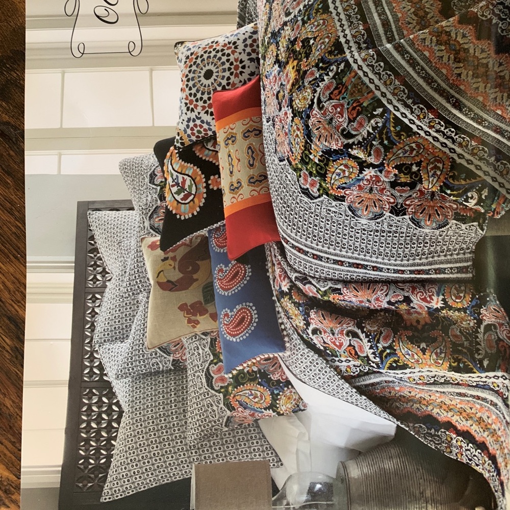 Queen bedding set with matching pillows & decor